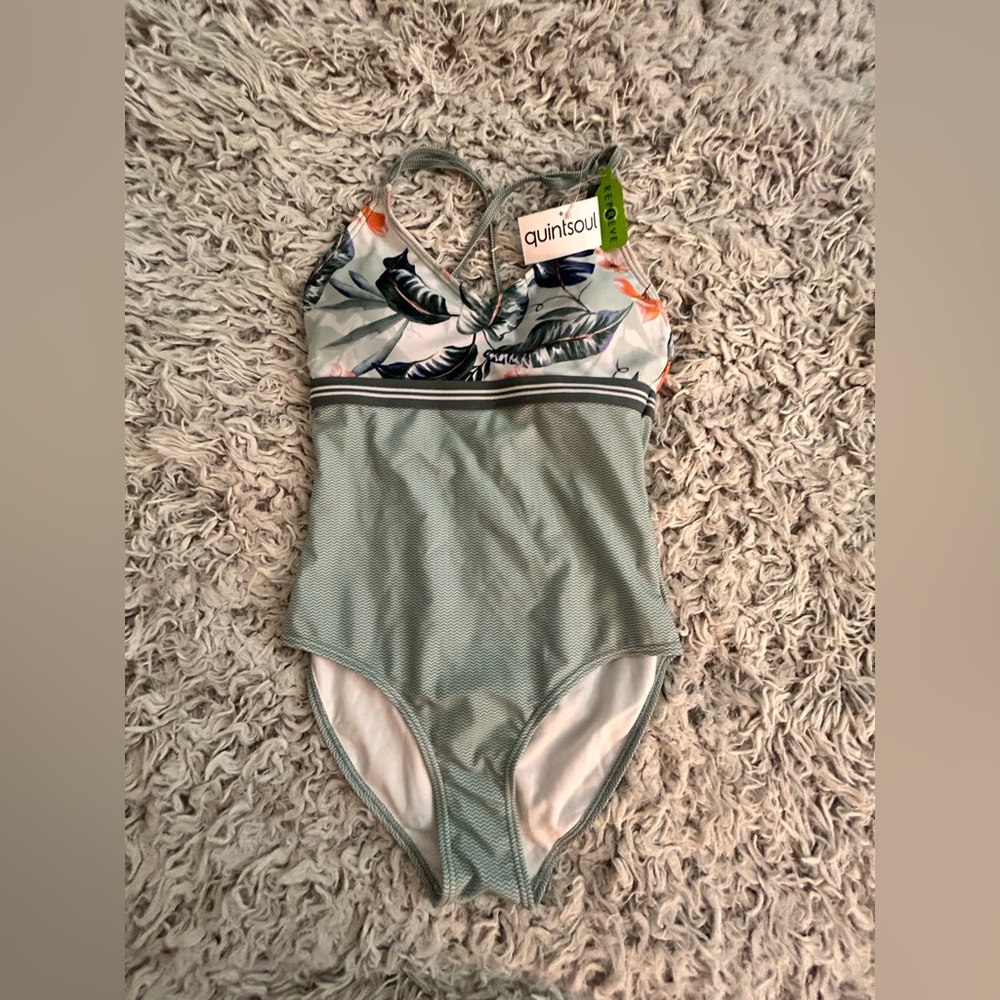 Quintsoul (0/2) one piece swimsuit. Top floral and Bottom small, Size Small